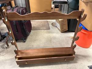 lot 38 image: 1 Drawer Gun Rack with Keys