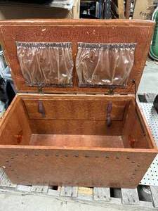 lot 42 image: Padded Box 27x15x15 Inch Tall