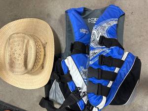 lot 44 image: Mens Large  XL Lifejacket & Cowboy Hat