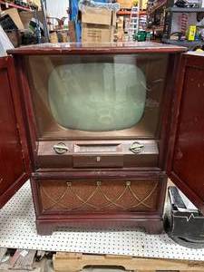 lot 47 image: 1940s or 50s Hallicrafters 21K230M Television