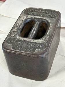 lot 62 image: Richardson Scale Co 30 Pound New York Weight