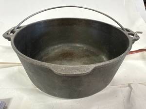 lot 68 image: Vintage 10 Inch Cast Iron Pot w Glass Lid
