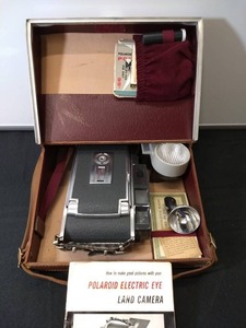 lot 10 image: ICONIC Vintage Polaroid Model 900 Instant Electric Eye Camera with Manual and Carrying Case