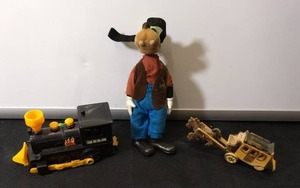lot 70 image: Vintage FELT Disney Goofy Figure with Removable Clothes & Train & Carriage