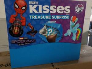 lot 83 image: 2 - 80 ct Boxes Hersheys Kisses Tr...