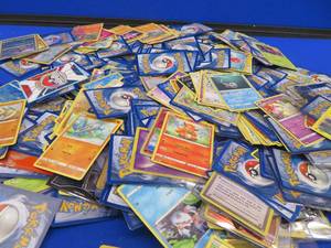 ASSORTMENT OF POKEMON CARDS