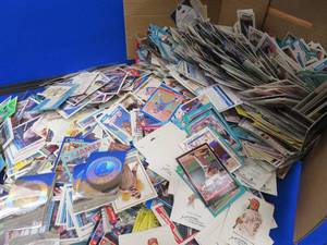 MIXED LOT OF SPORTS CARDS
