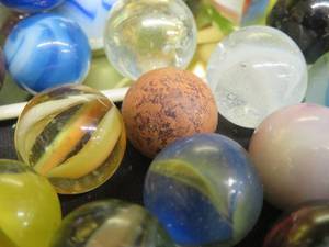 LOT OF ANTIQUE  VIN TAGE MARBLES