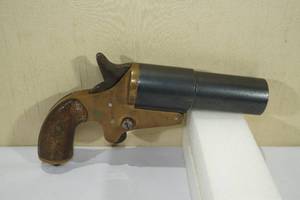 lot 59 image: Grivolat, Gerest, Fils & Cie Model 1918 35mm Brass Frame Flare Gun