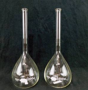 lot 66 image: Set of 2 1000ml Volumetric Flasks