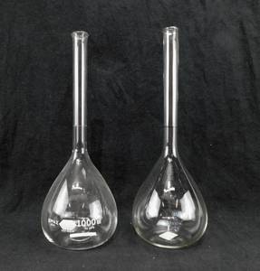 lot 69 image: Lot of 2 100ml Volumetric Flasks