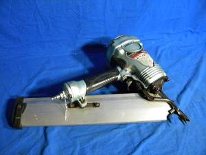 lot 6 image: Used Hitachi Framing Nailer Stick with 2 inch to 3 12 inch Plastic (Tested and Working)
