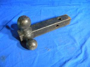 lot 15 image: Trailer Hitch with Reversible Tow Balls (2 Different Sizes)