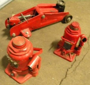 lot 61 image: Floor Jack and Jack Stands