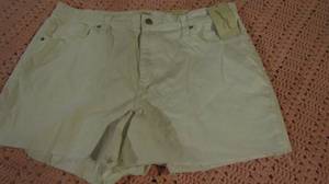 lot 33 image: Shorts
