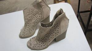 lot 72 image: Shoes