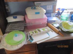 Pyrex set, kitchen stuff and 2 unop...