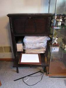 Small vintage cabinet with spring l...