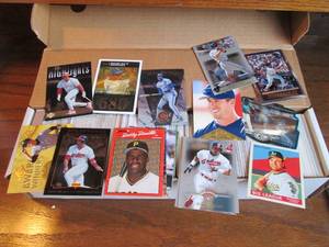 Long sleeve of mixed baseball cards...