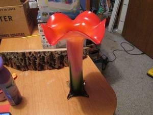 Hand blown glass flower vase with r...