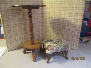 3-Legged decorative side table...