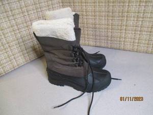 Brand New Womens size 10 snow boot...
