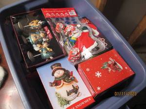 Covered tote full of Christmas orna...