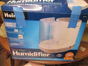 Holmes Cool mist humidifier in orig...