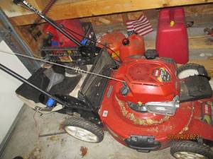 Content of 2 garage shelves to incl...