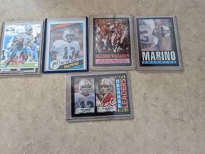 4 Dan Marino cards and 1 Passing Le...
