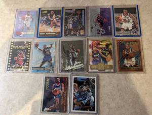 12 Damon Stoudamire cards including...