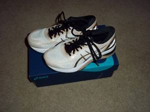 lot 6 image: Asics