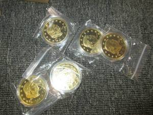 15 trump coins with stands ...
