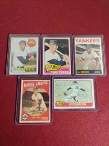 lot 58 image: (5) Vintage 1960s Yankees Cards