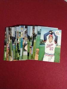 lot 71 image: 1985 Minnesota Twins Postcards - Puckett Rookie