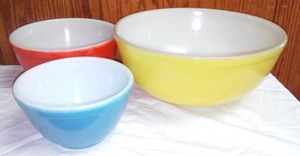 Vintage Pyrex Bowls. 3