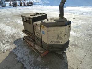 lot 2 image: Crown Electric Pallet Jack