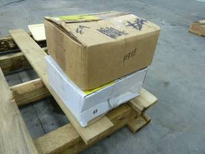 lot 9 image: Brass Pipe Plug 38 NPT