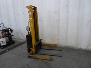 lot 3 image: Big Joe Pallet Lift