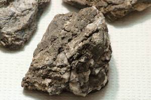 lot 110 image: 8lb QuartzRock Mix Lot  - 3 Large Pieces