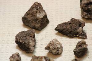 lot 122 image: Raw QuartzRock Mix Lot - Varying Small to Medium Stones