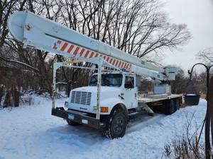 lot 1 image: 1990 Navistar International F-4900 80-inch Wide Steel Cab 68 ABC 2-Door Boom Bucket Truck