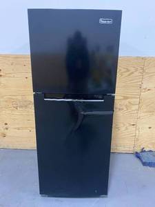 MAGIC CHEF 10.1 cu. ft. Top Freezer Refrigerator in Black