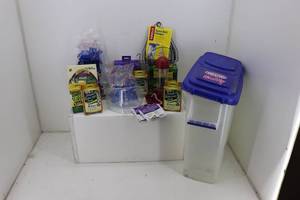 lot 16 image: misc Bird Feeders