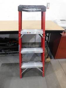 lot 35 image: Werner FS200 Fiberglass 4-ft Type 2- Step Ladder