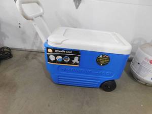 lot 79 image: Cooler on wheels with handle