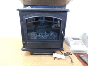 lot 90 image: Style Selections 19.5-in W 5200-BTU Black Metal Infrared Quartz Electric Stove with Thermostat
