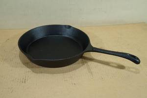 lot 140 image: Double Lip 10 Cast Iron Skillet