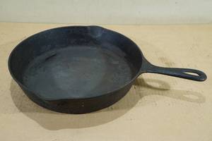 lot 141 image: Double Lip 11 Cast Iron Skillet