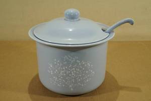 lot 187 image: Pfaltzgraff 4-14 Quart Soup Tureen with Ladle